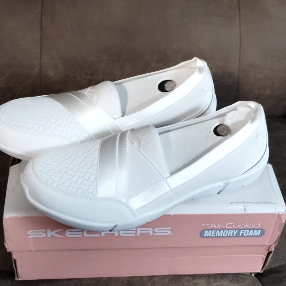 Women's new in box Skechers size 7